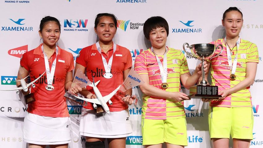 Greysia Polii/Nitya Krishinda Maheswari dan Bao Yixin/Chen Qingchen di podium Australian Open. Copyright: © Humas PBSI